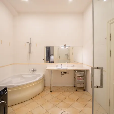 Embassy Area, Spacious 2br アパート リガ