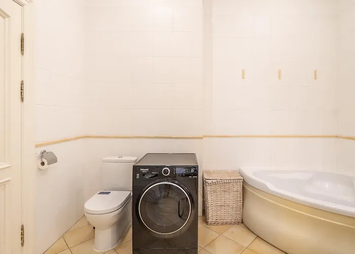 Embassy Area, Spacious 2br Апартаменты Рига