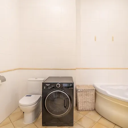 Embassy Area, Spacious 2br Apartman Riga